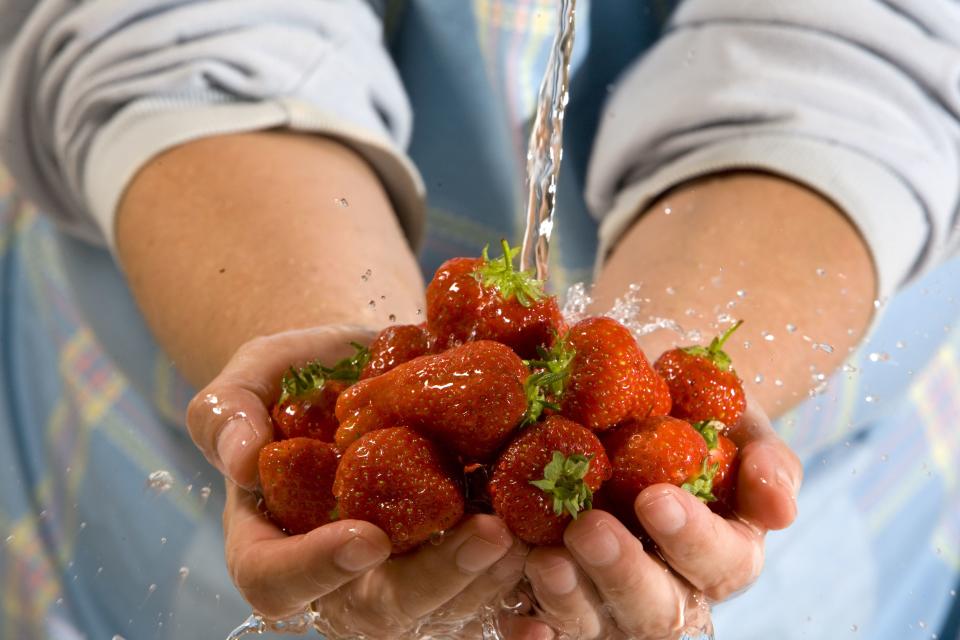 D’après la science, nous devrions utiliser de la levure chimique pour laver nos fruits et nos légumes. [Photo : Getty]