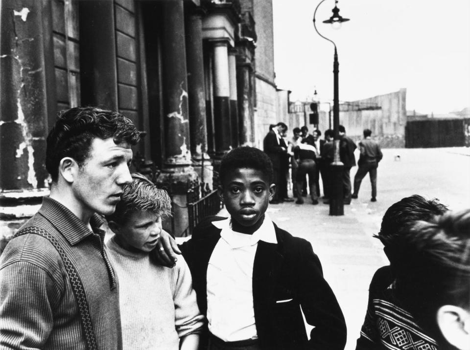 Roger Mayne, Men and boys in Southam Street, London, 1959 (Roger Mayne Archive / Mary Evan)