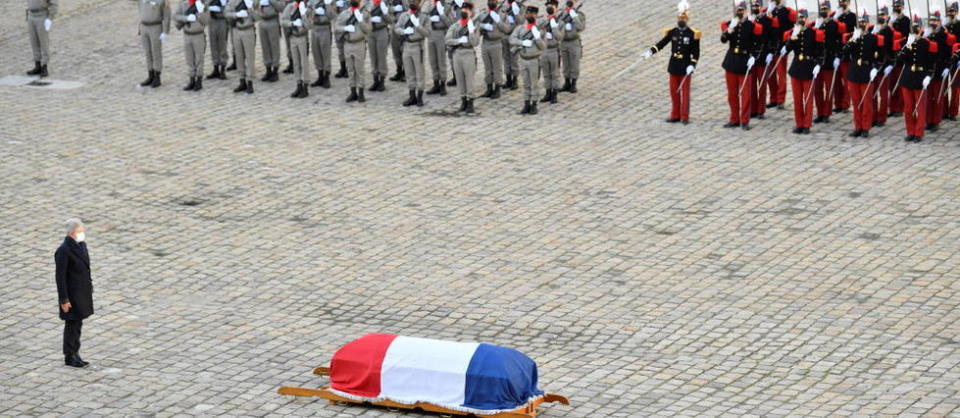 La ministre Geneviève Darrieussecq à la cérémonie d'inhumation du général Gudin, aux Invalides, le 2 décembre 2021.
