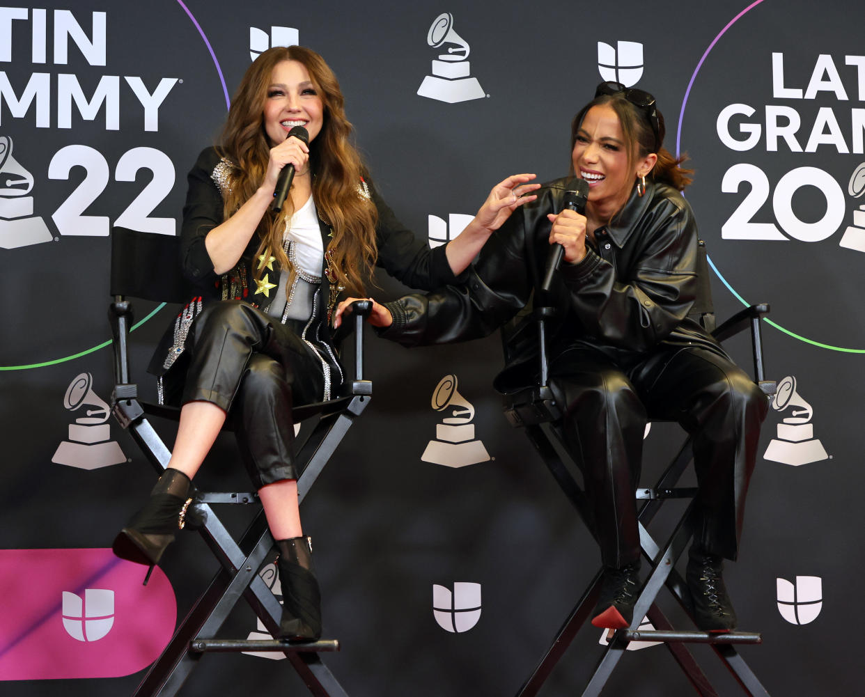 Thalía y Anitta durante una conferencia de prensa previo a los Premios Latin Grammy 2022 (Foto: Ethan Miller/Getty Images).