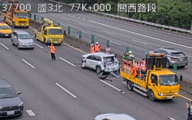 國道3號北向77公里關西路段緩撞車遭追撞。(圖／翻攝國道監視器)