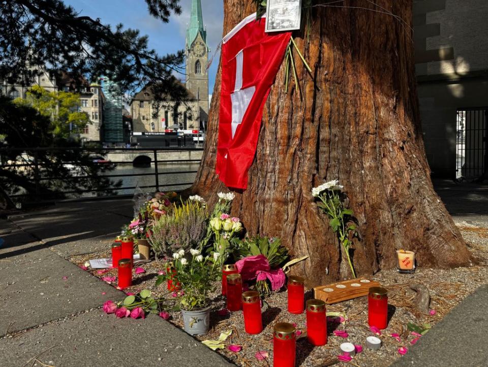 Flores y velas en memoria de Muriel Furrer