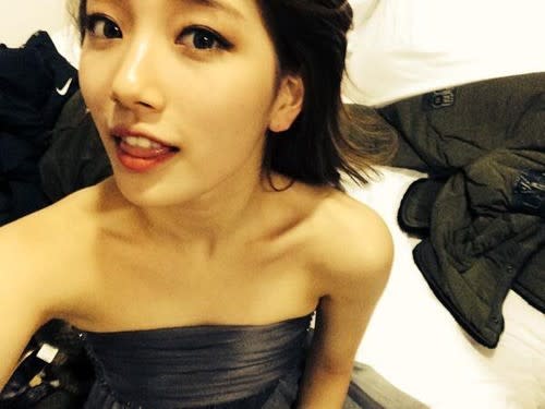 Suzy shows a support for GOT7 with a new photo of herself