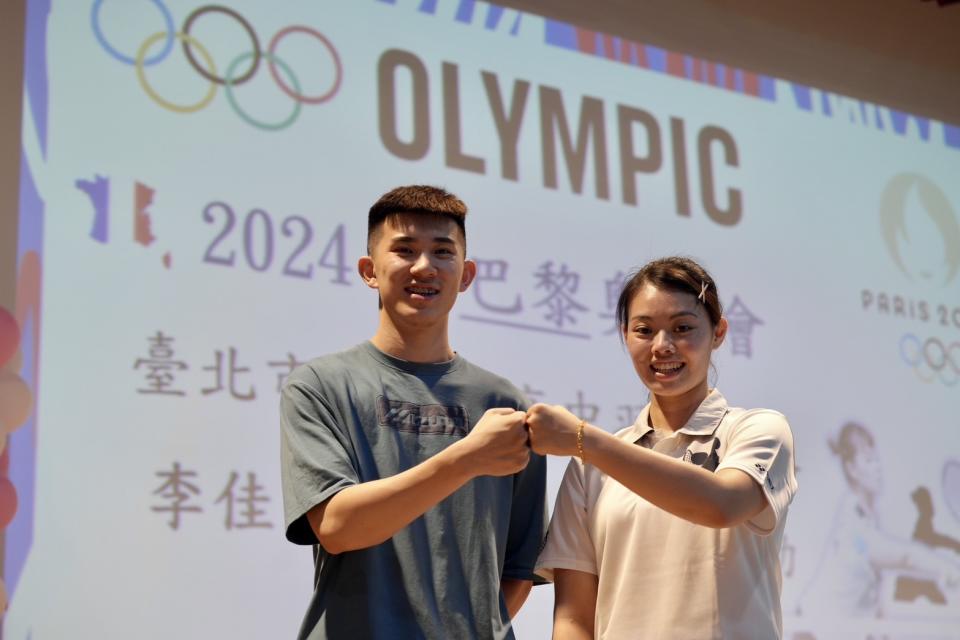 大同高中今天特別為校史首次參加夏季奧運的羽球選手李佳馨、葉宏蔚壯行。（李宇政攝）