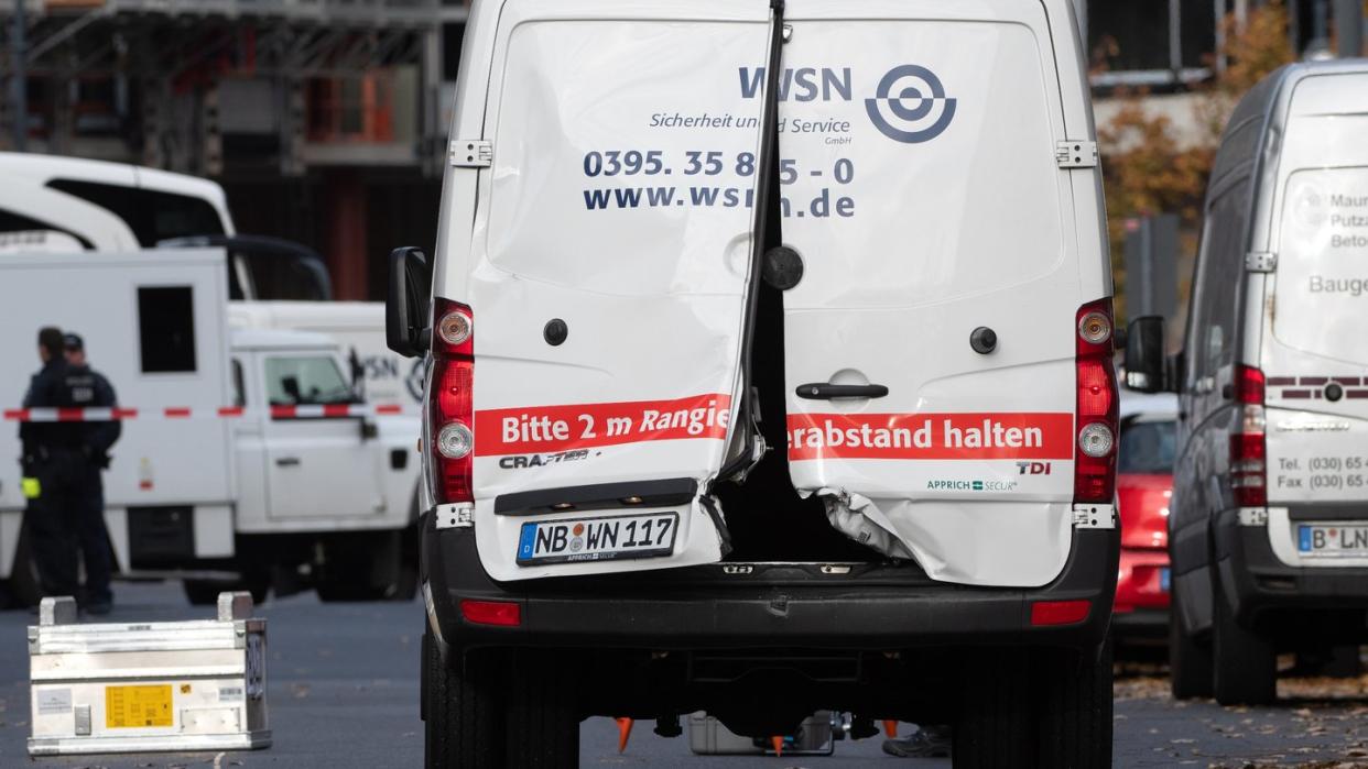 Der aufgebrochene Geldtransporter steht auf der Alexanderstraße. Foto: Paul Zinken