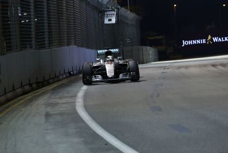 Formula One - F1 - Singapore Grand Prix - Marina Bay, Singapore - 18/9/16. Mercedes' Lewis Hamilton of Britain in action during the race. REUTERS/Edgar Su