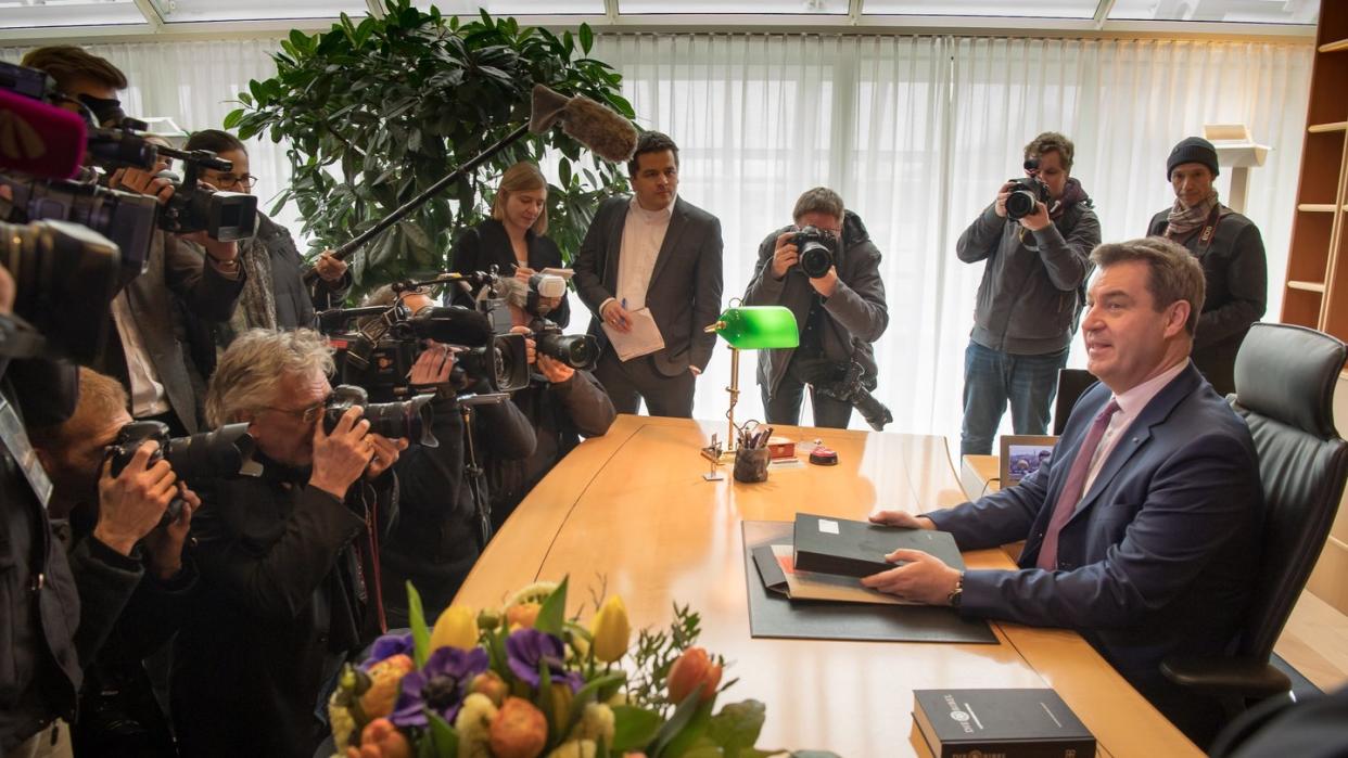 Erster Arbeitstag: Markus Söder (CSU), der neue Ministerpräsident von Bayern, sitzt nach seiner Wahl in der bayerischen Staatskanzlei an seinem neuen Arbeitsplatz. Foto: Peter Kneffel