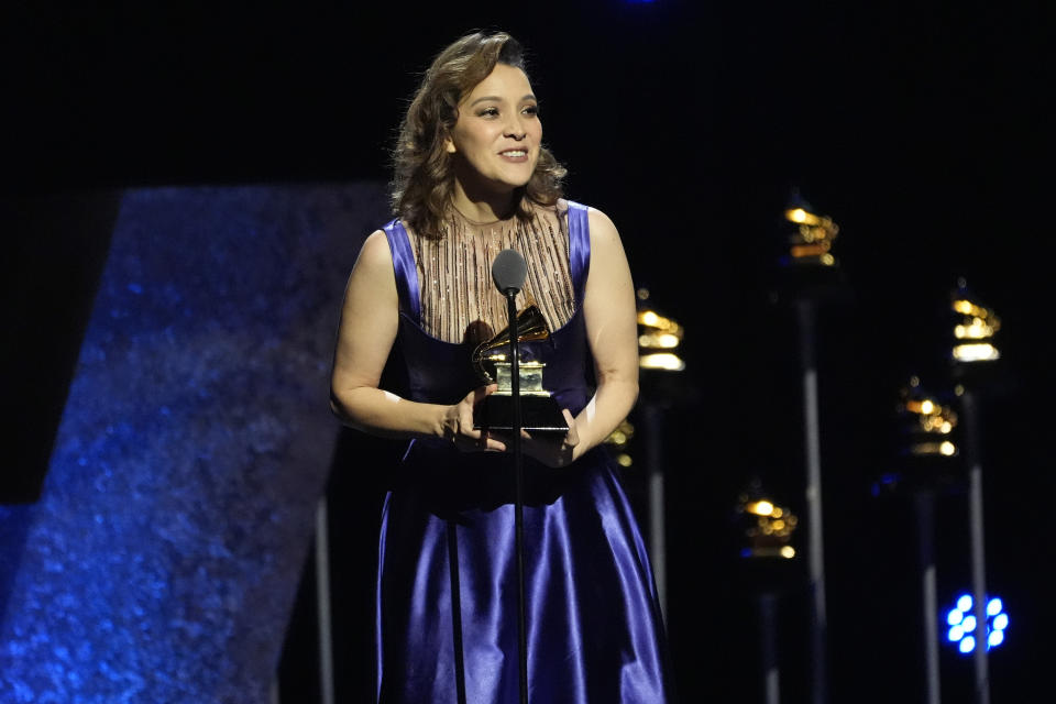 Gaby Moreno recibe el premio a mejor álbum de pop latino por "X Mi (Vol. 1)" en la 66a entrega anual de los Premios Grammy el domingo 4 de febrero de 2024 en Los Ángeles. (Foto AP/Chris Pizzello)