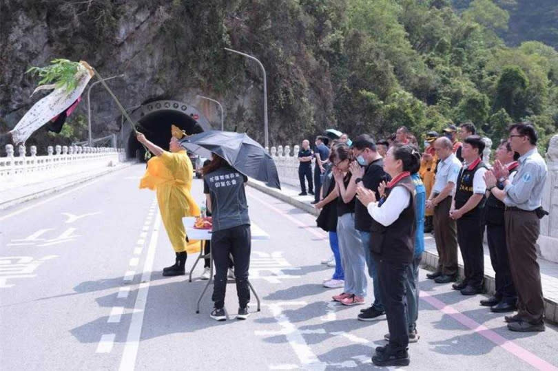 3日強震後在花蓮砂卡礑步道失聯的的澳洲籍新加坡夫妻沈惠國及梁秀珠，經搜救人員連日搜找未果，昨考量安全先暫緩任務，星國夫妻家屬昨在縣府人員陪同下，於步道入口進行招魂儀式，希望早日可將2人魂魄帶回家中安息。（圖／花蓮縣政府提供）