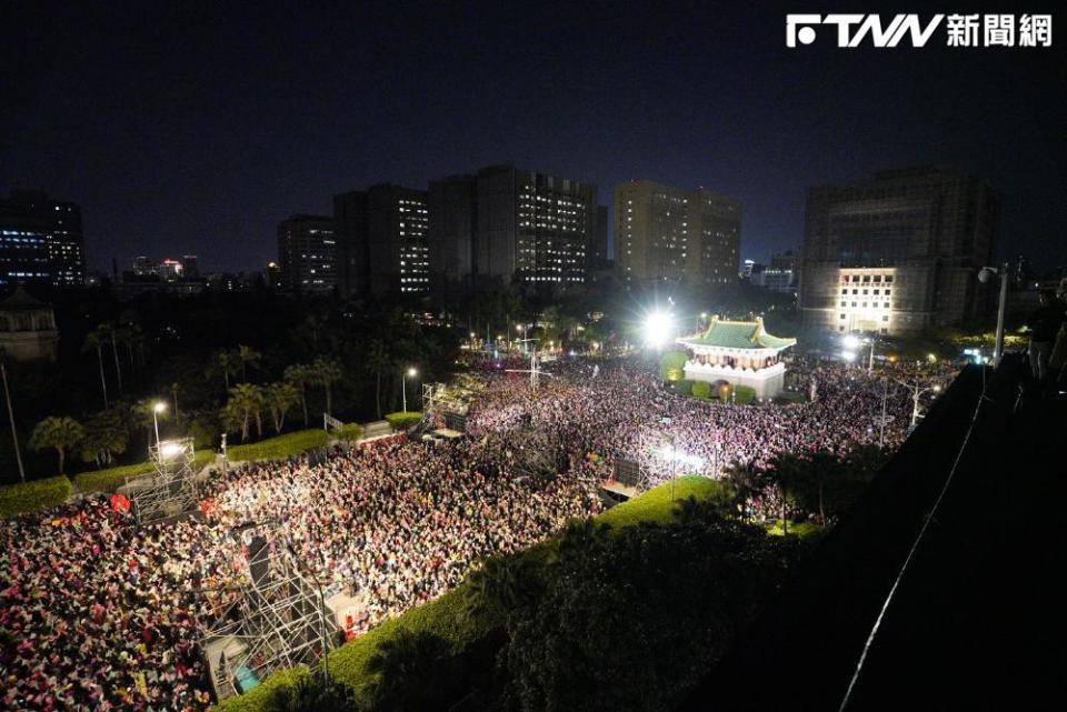 民進黨在凱道舉辦「護國之夜」，現場湧入12萬人。（圖／賴清德競總提供）