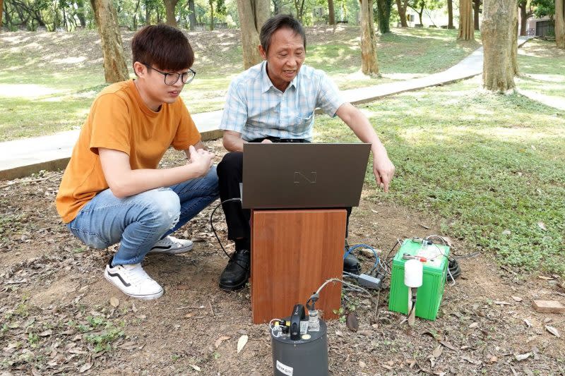 中正大學地環系教授陳朝輝（右）研發全臺首創大地工程檢測系統「三維斷層掃描技術」，猶如大地醫生為土地做電腦斷層掃描，確保各項建設施工安全。（中正大學提供）