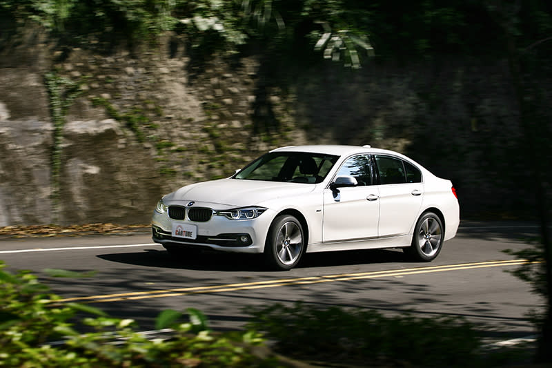 320i Sport Line的懸吊設定較為溫潤，乘坐表現不差。