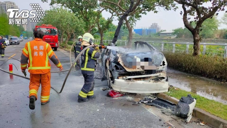 警消獲報趕抵現場滅火救援。（圖／TVBS）