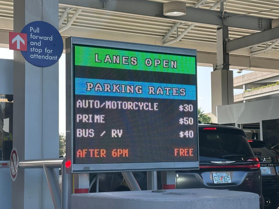 sign for the parking lot at universal orlando