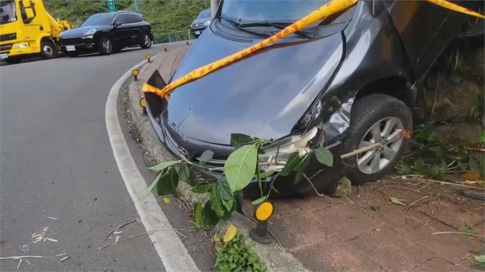 瑞芳轎車衝下邊坡　平溪逆向超車撞對向車輛