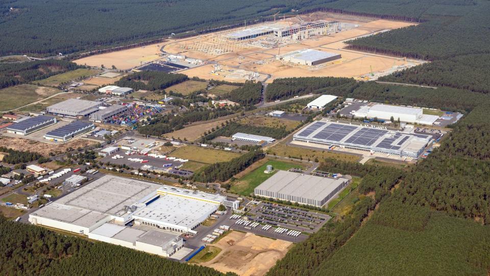 Luftaufnahme der künftigen Gigafactory Berlin-Brandenburg. Tesla-Chef Musk will das künftige Werk des Elektroauto-Herstellers bei Berlin auch zur weltgrößten Batteriefabrik machen.