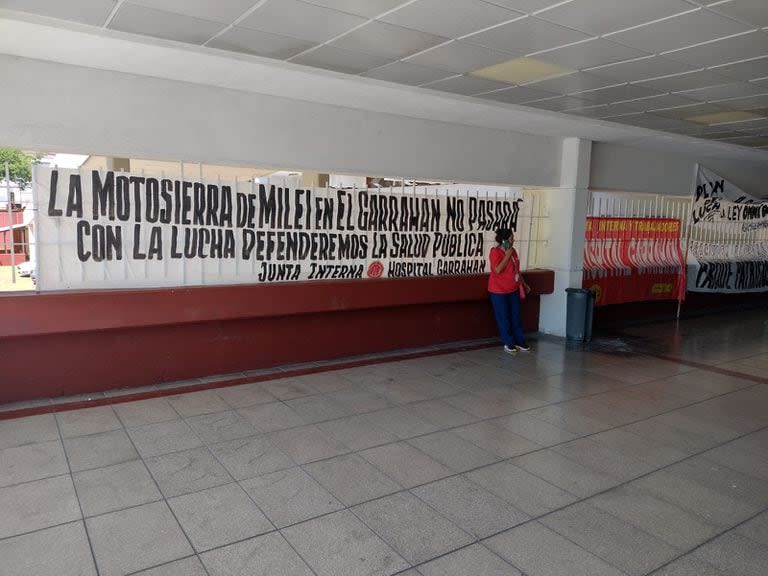 Pancartas en los pasillos del Garrahan