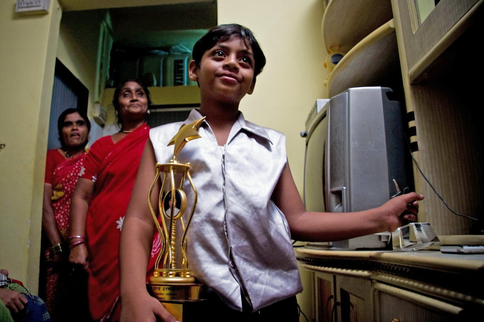 Mohammed Azharuddin Ismail de 'Slumdog Millionaire' celebrando la mudanza a su departamento adquirido por la Jai Ho en julio de 2009. (Foto de Ritam Banerjee/Getty Images)