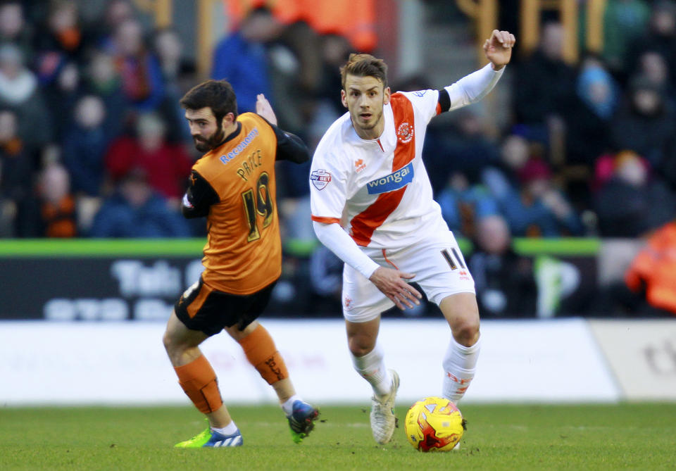 Andrea Orlandi avanzando con el balón en un partido del Blackpool.