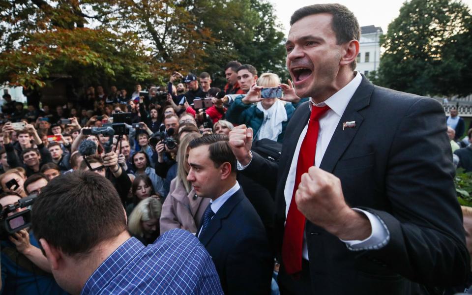 Ilya Yashin speaks at a rally in Moscow in 2019