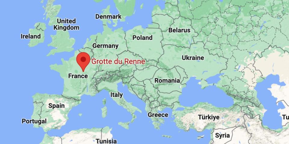 a map shows the location of the Grotte du Renne in central France.
