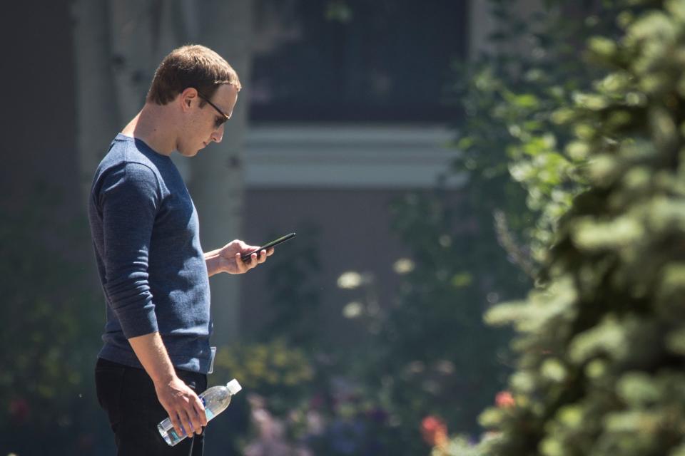 <p>Se está vendiendo una base de datos de números de teléfono pertenecientes a usuarios de Facebook en un foro de ciberdelincuentes, y los clientes buscan números utilizando un bot de Telegram .</p> (Getty Images)