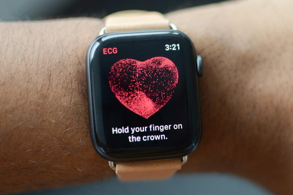 El Apple Watch Series 4 introdujo un sensor cardiaco eléctrico para que las personas se hicieran electrocardiogramas en 2018. Fuente de la imagen: DigitalTrends. 