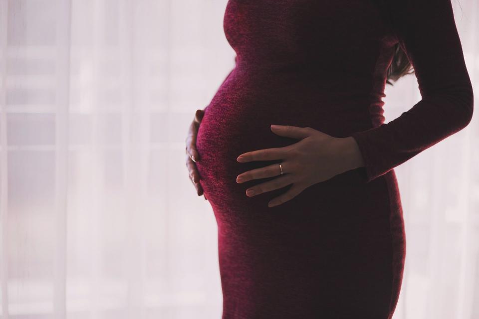 孕婦、3歲以下孩童、體質敏感的民眾，可在肚子細繫一條紅線保平安。（示意圖／Pixabay）