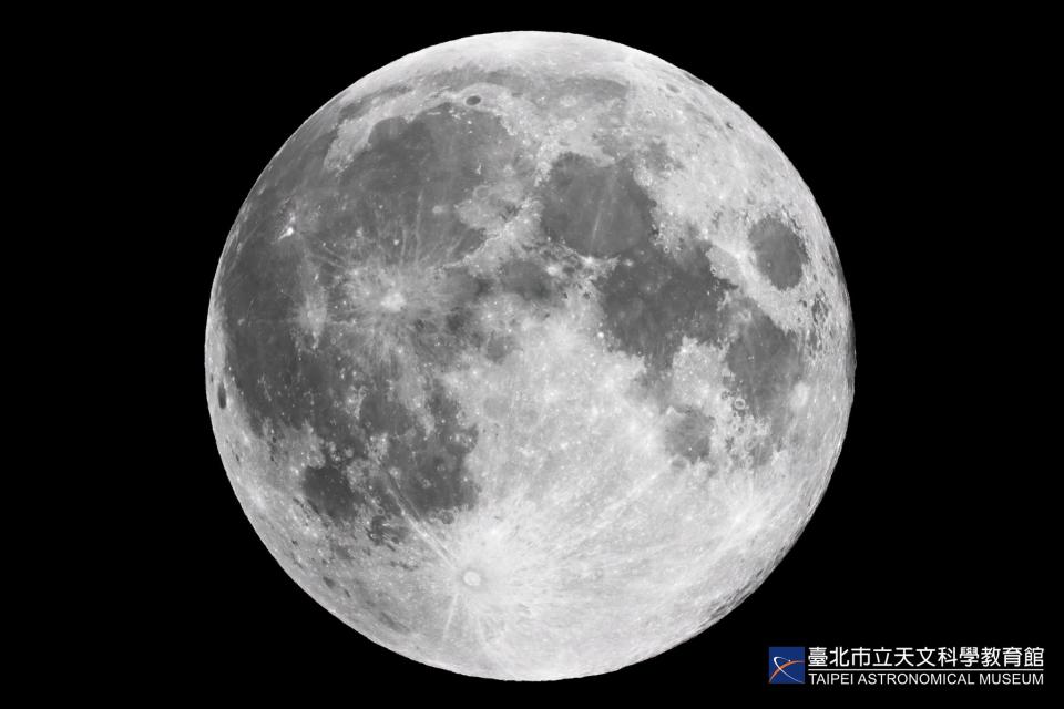 今年中秋逢滿月，會是近10年來月亮最圓的一次。（圖：臺北天文通臉書）