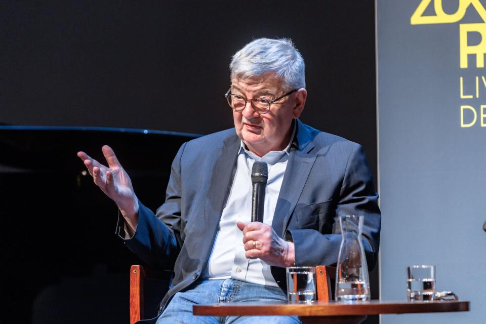 Joschka Fischer (Grüne), ehemaliger Außenminister und Vizekanzler Deutschlands, im Gespräch mit di Lorenzo beim Helmut-Schmidt-Zukunftspreis im Thalia Theater Hamburg. - Copyright: dpa