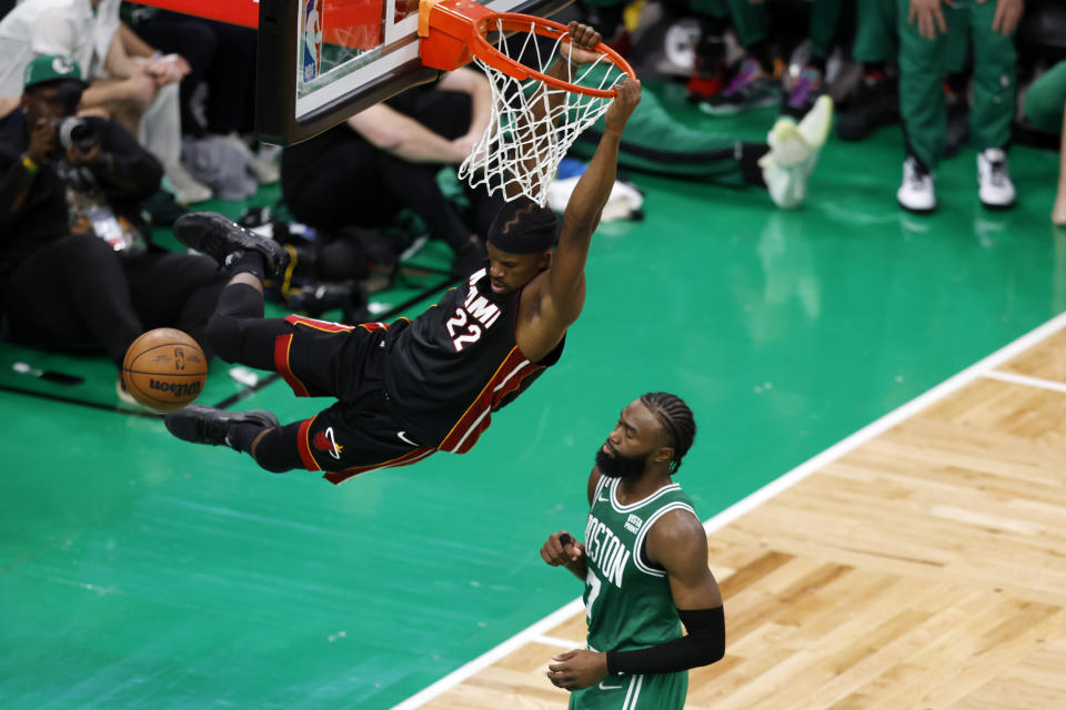 Jimmy Butler del Heat de Miami completa la volcada frente a Jaylen Brown de los Celtics de Boston, el lunes 29 de mayo de 2023, en Boston. (AP Foto/Michael Dwyer)