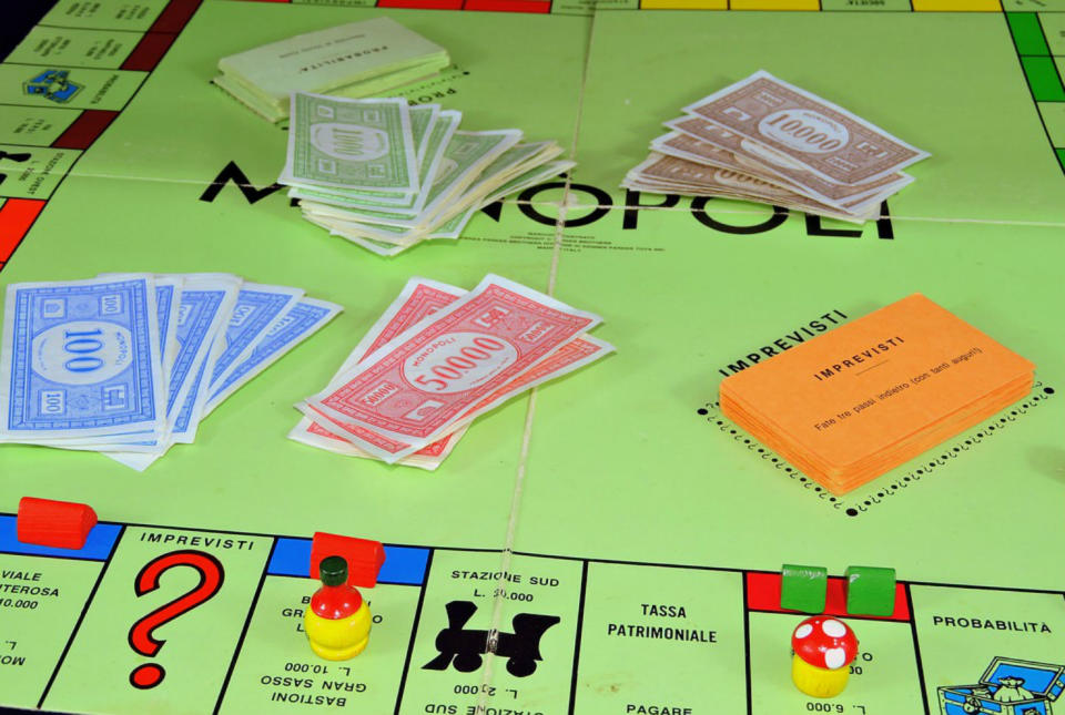 <p>No es una norma oficial, pero ningún miembro de la casa real británica puede jugar al Monopoly por una curiosa razón que reveló el príncipe Andrés en 2008 cuando, en un acto oficial, le ofrecieron participar en una partida. “No tenemos permitido jugar al Monopoly en casa. Se vuelve demasiado cruel”, dijo. Al parecer, ha habido auténticas batallas dentro de la familia en partidas a este juego. (Foto: Pixabay). </p>