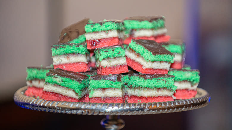 Piatto di biscotti arcobaleno italiano