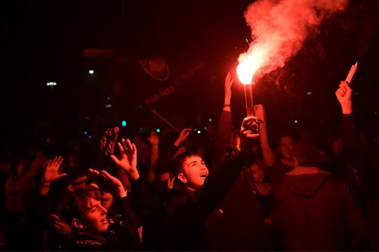 Hinchas del Atalanta celebran la victoria de su equipo tras ver la final de la Europa League ganada al Bayer Leverkusen en una pantalla gigante. En Bérgamo (Italia), el 22 de mayo de 2024 (Marco BERTORELLO)