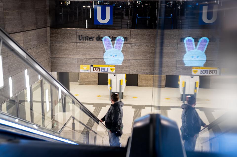 Ein Hase wird auf den Eingang der U-Bahnstation Unter den Linden projiziert (Bild: Kay Nietfeld/dpa)
