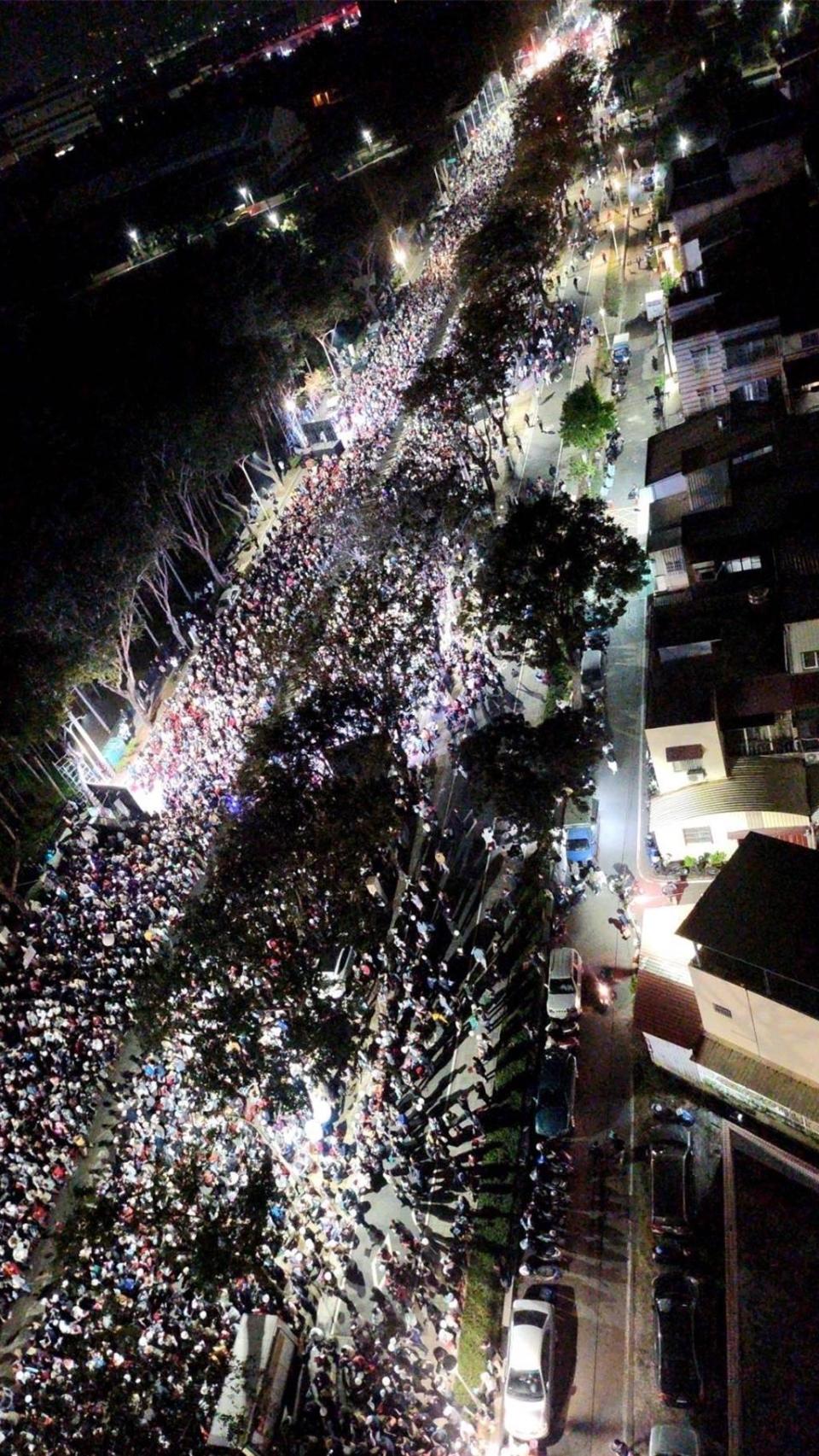 民眾黨也曝光空拍圖，只見長長人龍沒有盡頭，場面壯觀。（民眾黨提供／楊亞璇高雄傳真）