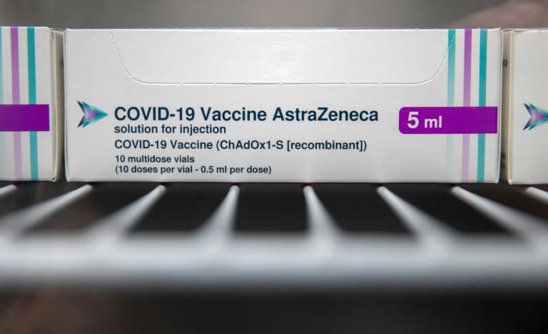 Cajas de dosis de la vacuna de Oxford/AstraZeneca contra el coronavirus, en un refrigerador de un gran centro de vacunación de Bristol, el 9 de enero de 2021 al sur de Inglaterra  Covid-19 vaccine are seen in a refridgerator at Ashton Gate Stadium in Bristol on January 9, 2021 one of seven mass vaccination centres which are set to open next week as Britain continues its vaccination programme against Covid-19. Ashton Gate is one of the seven seven mass vaccination hubs opening around the country from next week. UK health officials and ministers have described the vaccination roll-out as a head-to-head race against the virus and the vaccination programme as the best hope of a return to normality.