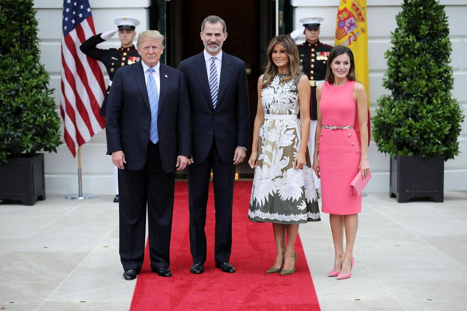 Donald Trump y Felipe VI, posando con Melania y Letizia en las puertas de la Casa Blanca (GTres).