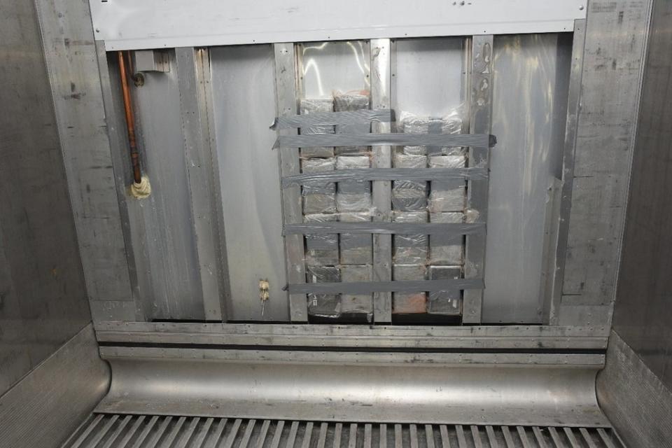 Drugs were hidden in the refrigeration unit (SEROCU Police)