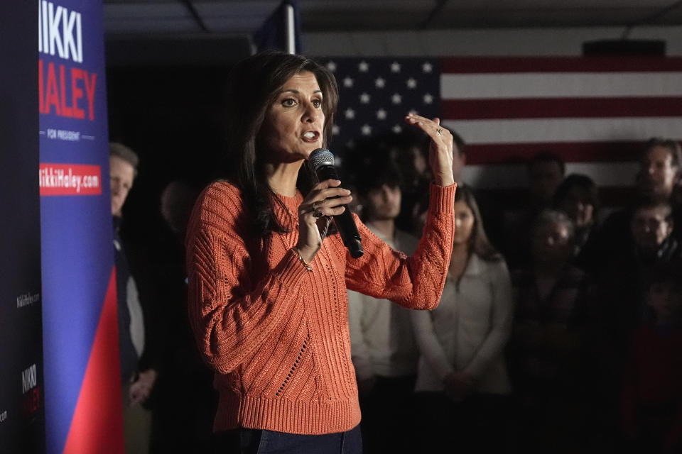 Nikki Haley, aspirante a la candidatura republicana a la presidencia, se dirige a sus simpatizantes en un salón de veteranos de guerra durante una escala de campaña, el lunes 22 de enero de 2024, en Franklin, Nueva Hampshire. (AP Foto/Charles Krupa)