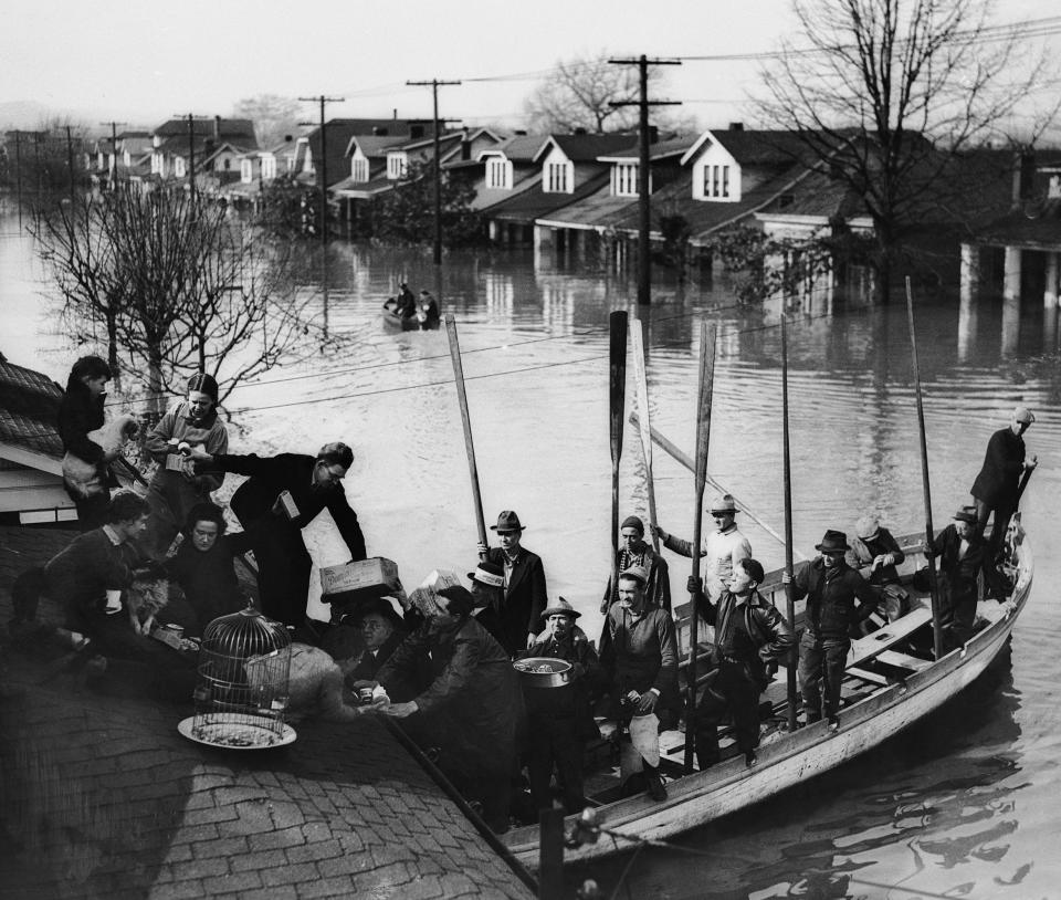 Rescuers arrive at the Hoblitzell home to take on more people stranded by the historic flood of 1937. George Bailey/Courier Journal