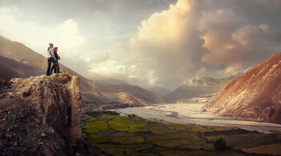 Dos turistas admirando el paisaje en Nepal. Foto: SOFT LIHGT/Getty Images