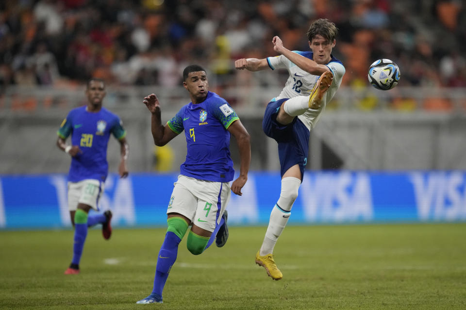 England's Harrison Murray-Campbell, right, battles for the ball against Brazil's Kaua Elias during their FIFA U-17 World Cup Group C soccer match at Jakarta International Stadium in Jakarta, Indonesia, Friday, Nov. 17, 2023. (AP Photo/Achmad Ibrahim)