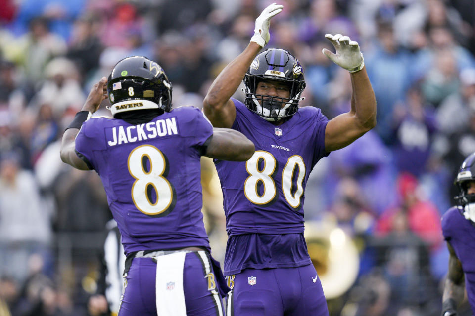 El ala cerrada de Baltimore Ravens, Isaiah Likely (80), celebra un touchdown con el mariscal de campo Lamar Jackson (8), contra Los Ángeles Rams, durante el primer cuarto en el M&T Bank Stadium, el 10 de diciembre de 2023; Baltimore, Maryland, Estados Unidos. (Jessica Rapfogel-USA TODAY Sports)