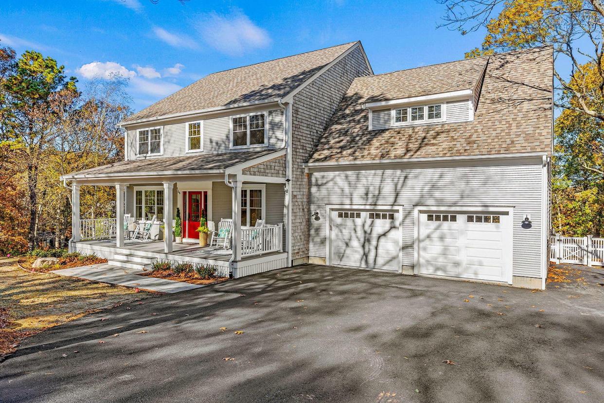 This lovely new construction West Barnstable home is located in a beautiful and quiet neighborhood.
