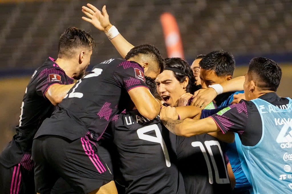 México celebra uno de los goles con los que venció a Jamaica tras sufrir durante 80 minutos. | Foto: AP