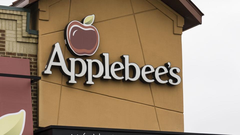 applebees restaurant storefront