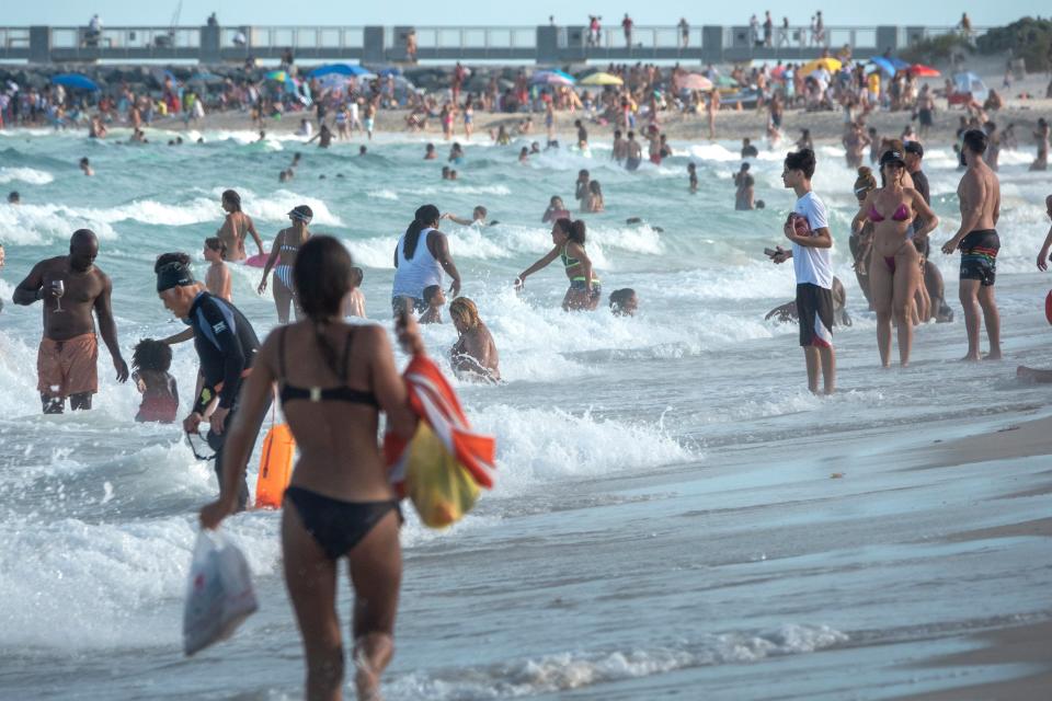 Los vacacionistas de las vacaciones de primavera acudieron en masa a las playas de Florida en marzo y abril (EPA)