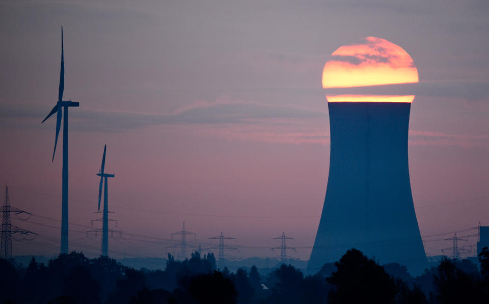 <p>Wunderbares Naturschauspiel: Die aufgehende Sonne steht genau hinter dem Steinkohlekraftwerk in Hohenhameln in Niedersachsen. (Bild: dpa/Julian Stratenschulte) </p>