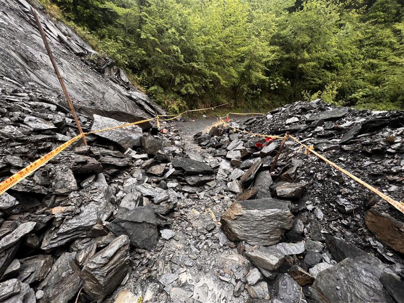 大鹿林道東線5.2K地質脆弱，4月才剛開放通車，又因一場豪大雨土石崩塌。(圖／翻攝畫面)